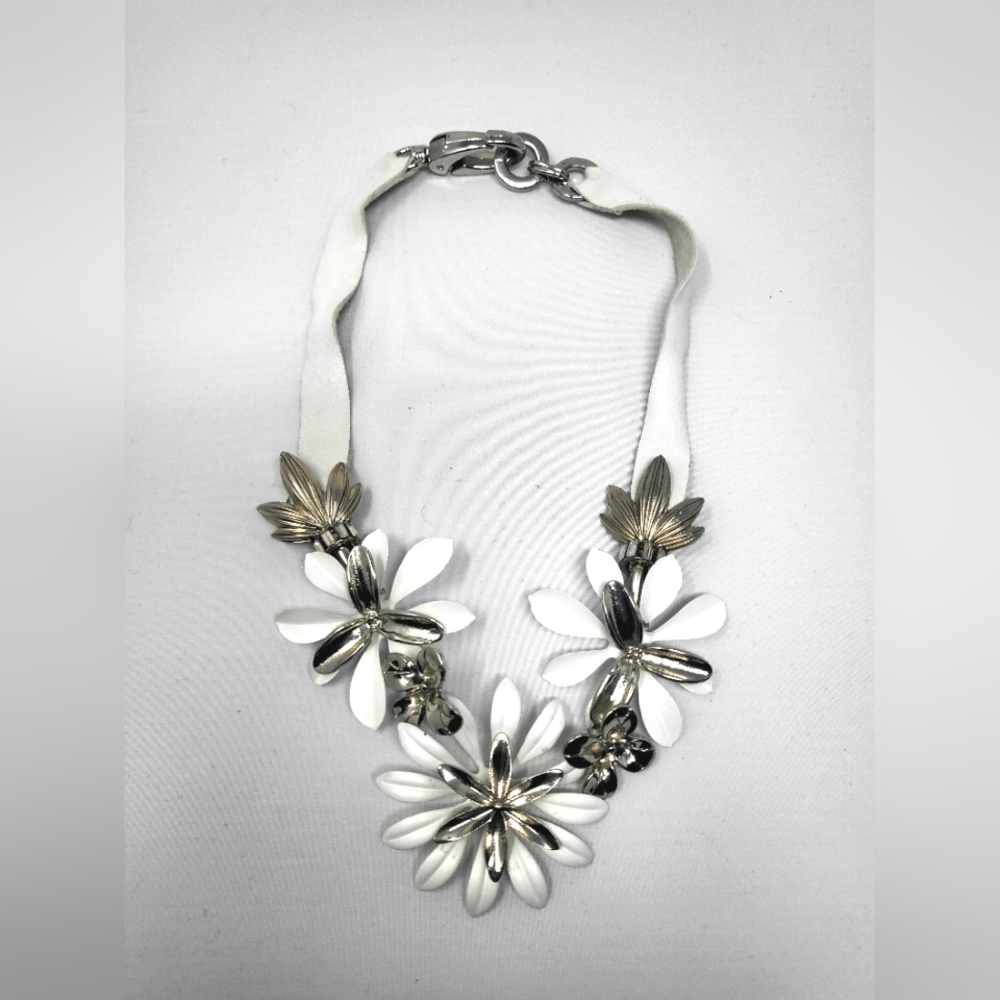 Berry Brand Leather Flower Necklace